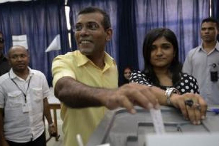 Mantan presiden Mohammed Nasheed, memberikan suara pada pilpres di Maladewa November 2013