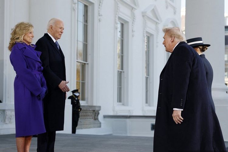 Presiden Amerika Serikat Joe Biden dan ibu negara Jill Biden menyambut presiden terpilih Donald Trump bersama istri, Melania, di Gedung Putih, Washington DC, menjelang pelantikan Trump pada Senin (20/1/2025).