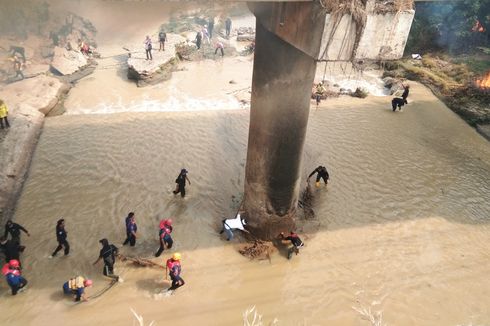 Sumpah Pemuda, Warga Ramai-ramai Bersihkan Sungai yang Tercemar di Purwakarta