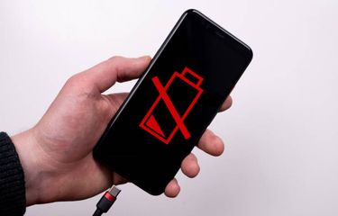 Ilustrasi cara cek kesehatan baterai di ponsel Android.