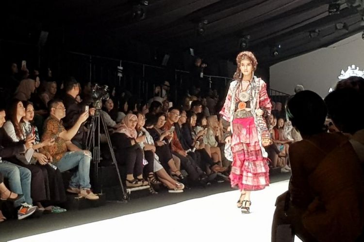 Koleksi busana Darwin Aboriginal Arts Fair Foundation (DAAF) saat Jakarta Fashion Week 2019. DAAF juga berbagi panggung dengan Batik Chic yang digarap Novita Yunus.