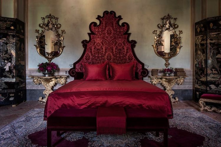 Kamar tidur utama di Villa Balbiano, Italia.
