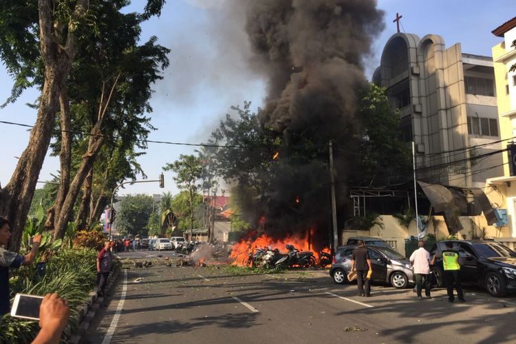 Kobaran api diduga dari bom bunuh diri di depan GKI Jl Diponegoro, Kota Surabaya, Minggu (13/5/2018). 