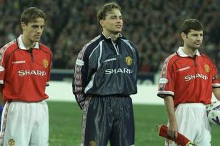 Mantan kiper Manchester United, Mark Bosnich (tengah).