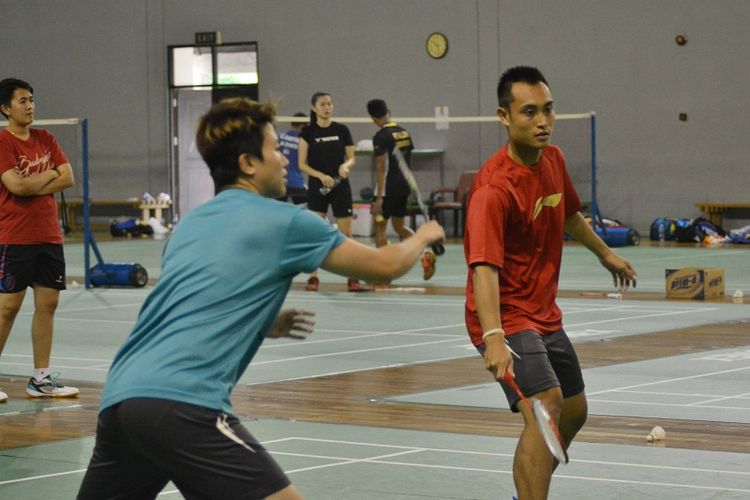 Pemain ganda campuran nasional, Hafiz Faisal, menjalani sesi latihan bersama Liliyana Natsir (kaus hijau) dan sejumlah pebulu tangkis lain di Cipayung, Jakarta Timur, 6 Juli 2017.