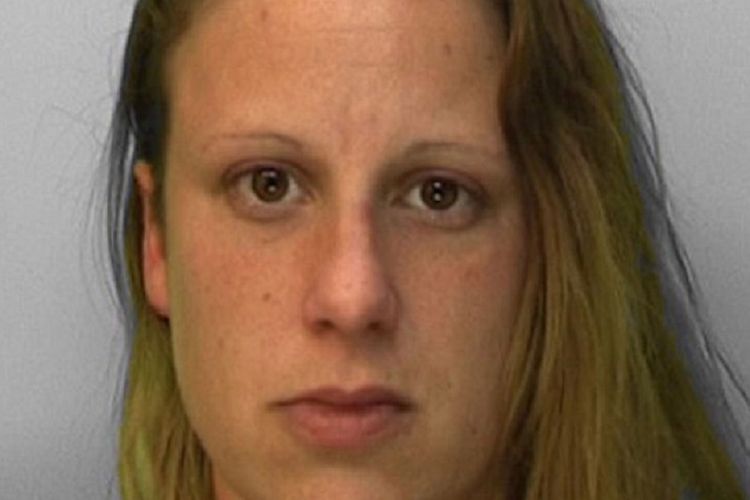 Lisa Scopes, perempuan asal Sussex, Inggris, yang dipenjara selama enam bulan setelah sengaja batuk ke muka polisi agar mereka tertular virus corona.