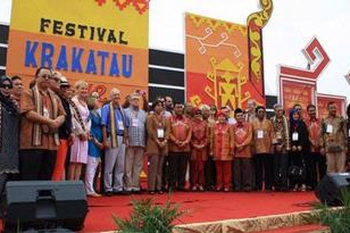 Pembukaan Festival Krakatau 2012 di Bandar Lampung, Lampung, Sabtu (6/10/2012), dihadiri oleh 40 Duta Besar dari negara-negara sahabat, Gubernur Lampung, dan perwakilan dari Kementerian Pariwisata dan Ekonomi Kreatif.