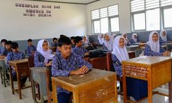 Dari Ruang Kelas hingga Bus Sekolah, Dukungan Pendidikan untuk Siswa SMPN 20 Talao