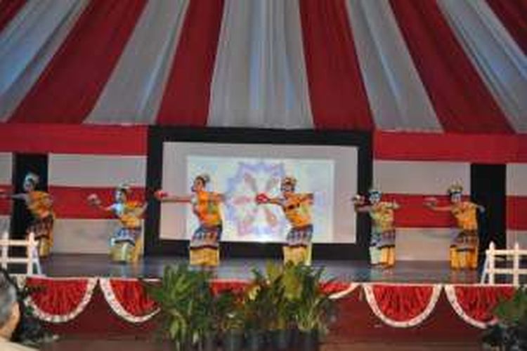 Tari Pendet yang ditampilkan dalam pembukaan Indofair 2016 di Paramaribo, Suriname.