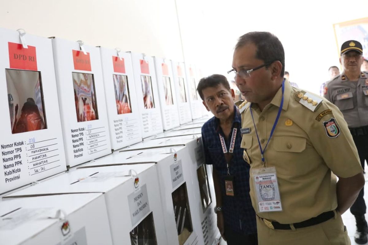 Wali Kota Makassar Mohammad Ramdhan Pomanto Pantau Kesiapan Pemilu di Kecamatan Makassar, Kecamatan Biringkanaya dan Kecamatan Tamalarea, Selasa (16/4/2019).

 