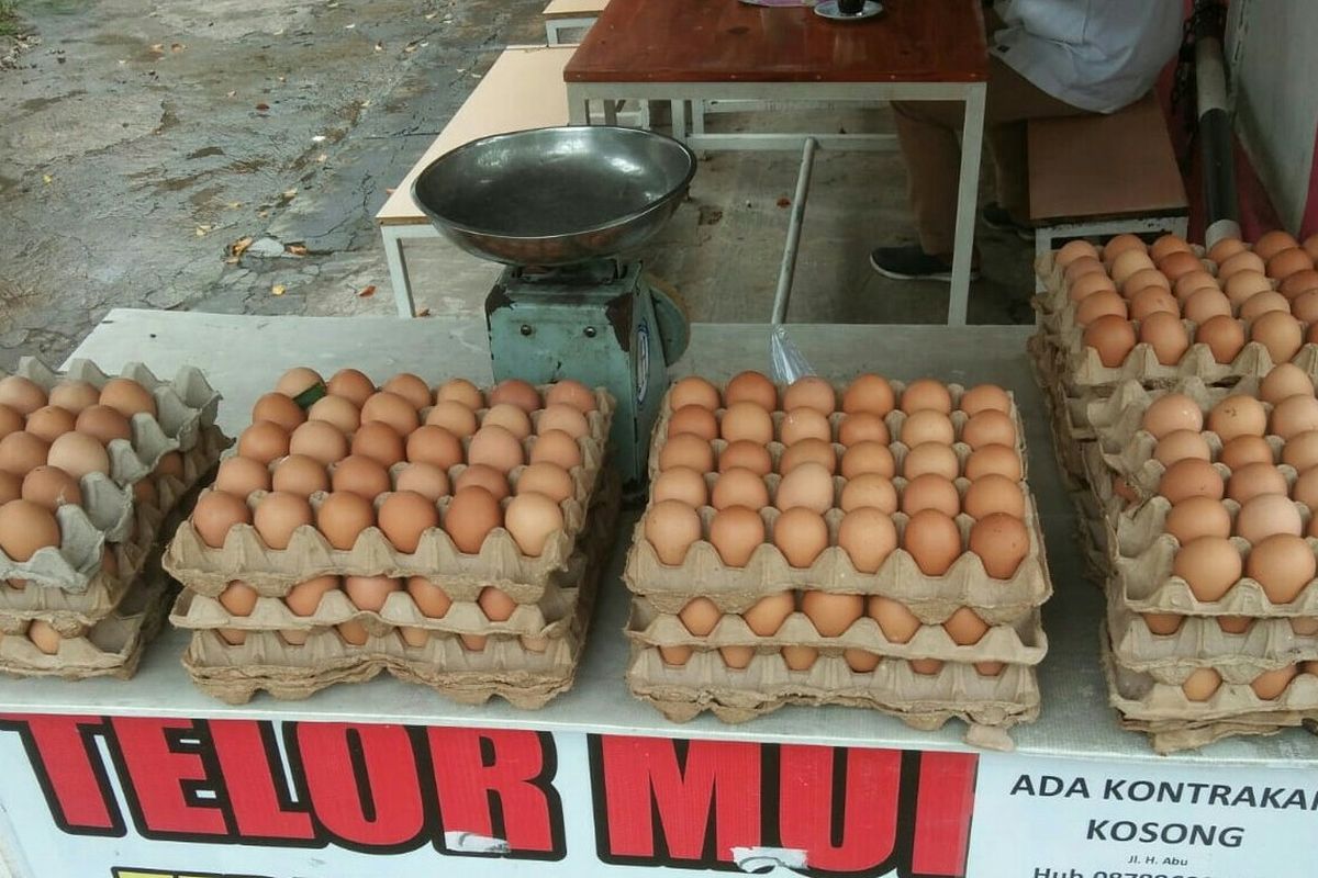 Pedagang telur di Jalan H. Abu, Cipete Selatan, Cilandak, Jakarta Selatan, Selasa (28/12/2021).