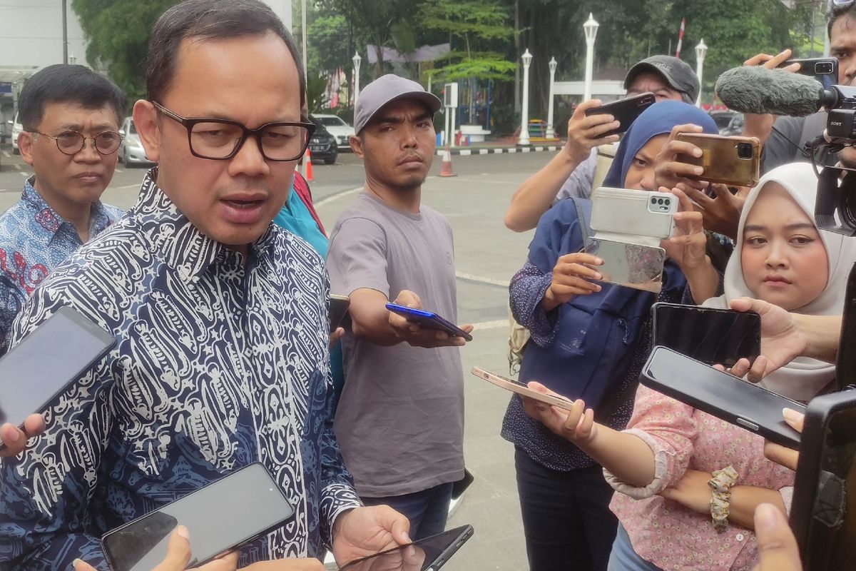 Wali Kota Bogor Bima Arya Sugiarto saat ditemui usai memimpin pertemuan dengan para Camat dan Lurah membahas soal polusi udara di Kota Bogor, di Balai Kota Bogor, Jumat (25/8/2023).