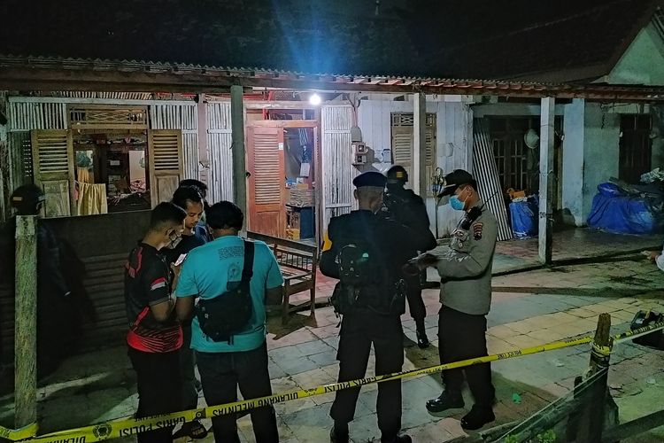 Polisi mengamankan rumah yang menjadi sumber ledakan di Grumbul Leler, Desa Randegan, Kecamatan Kebasen, Kabupaten Banyumas, Jawa Tengah, Selasa (14/6/2022) malam.