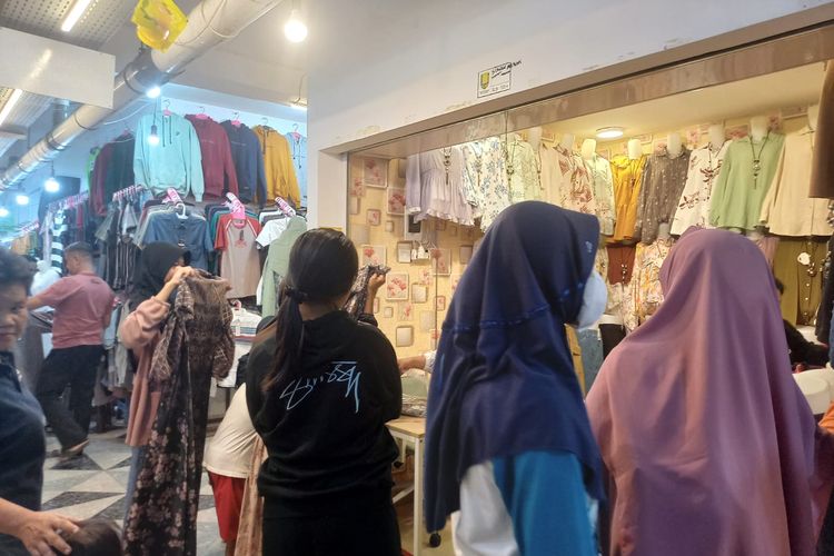 Masyarakat memadati Pasar Johar yang terletak di Jalan K.H. Agus Salim, Kauman, Kota Semarang, untuk berburu baju lebaran, Rabu (3/4/2024).