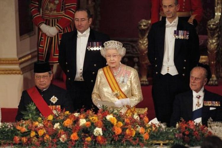 Ratu Elizabeth II menyampaikan pidatonya dalam jamuan makan malam kenegaraan dengan Presiden SBY dan rombongan (31/10/2012).