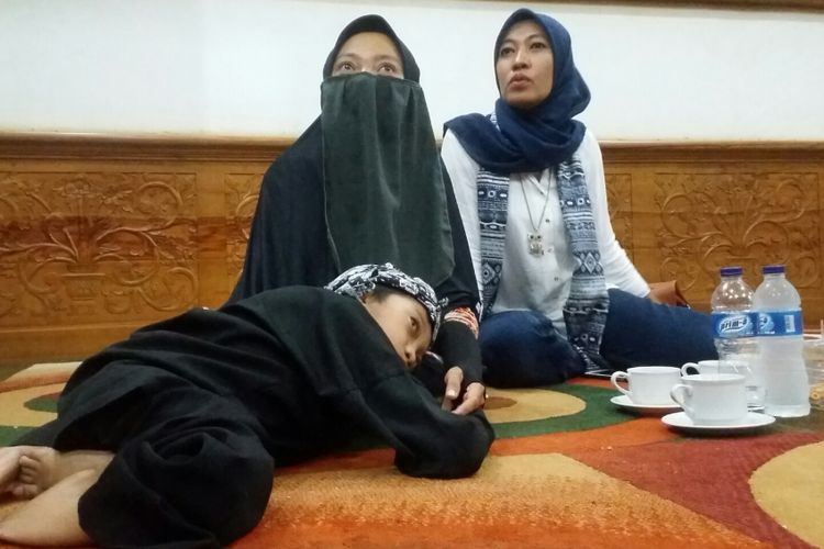 Fahri (11) bersama ibu dan tantenya sedang berada di Rumah Dinas Bupati Purwakarta untuk menyaksikan pertunjukkan air mancur Sri Baduga dan Festival Pencak Silat Dunia di Purwakarta, Jumat (21/4/2017) malam. 