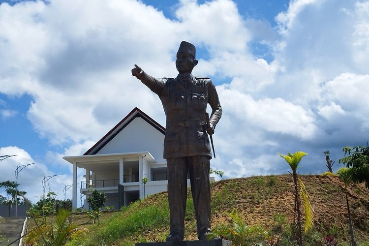 Patung Bung Karno di pintu masuk Pos Lintas Batas Negara (PLBN) Jagoi Babang, Bengkayang, Kalimantan Barat, Selasa (12/12/2023).