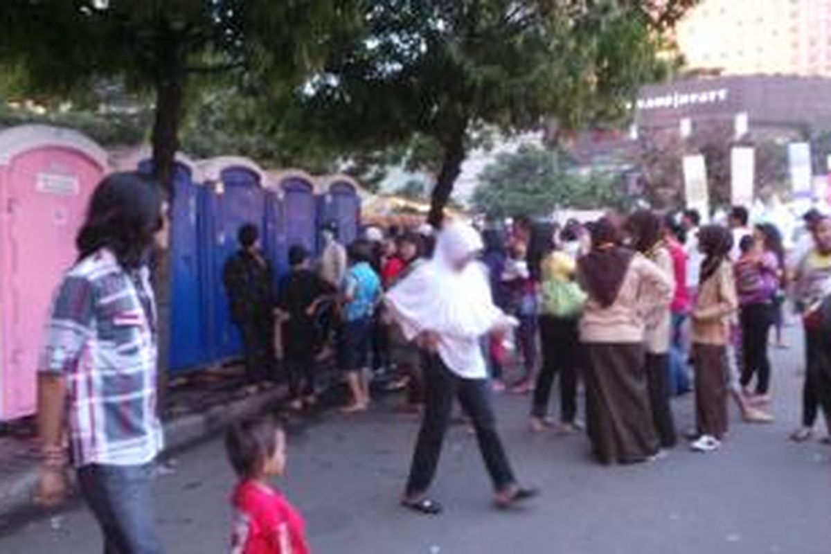 Puluhan warga nampak mengantri di toilet umum yang tersedia di Bundaran Hotel Indonesia. Toilet ini disediakan bagi warga yang hendak merayakan tahun baru di sana. Selasa (31/12/2013).
