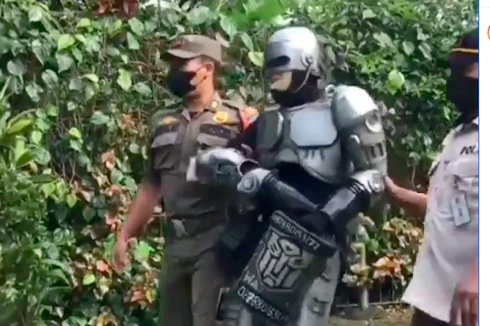 Viral, Video Pengamen Kostum RoboCop Ditangkap Satpol PP Kota Depok