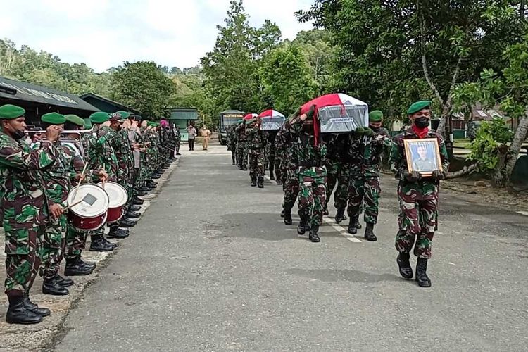 Empat Jenazah personel TNI yang gugur akibat penyerangan Pos Koramil Persiapan Kisor, Distrik Aifat Selatan, Kabupaten Maybrat pada Kamis (2/9/2021), tengah diberangkatkan dari Makorem 181/PVT ke Bandara Sorong, Papua Barat, Jumat (3/9/2021)