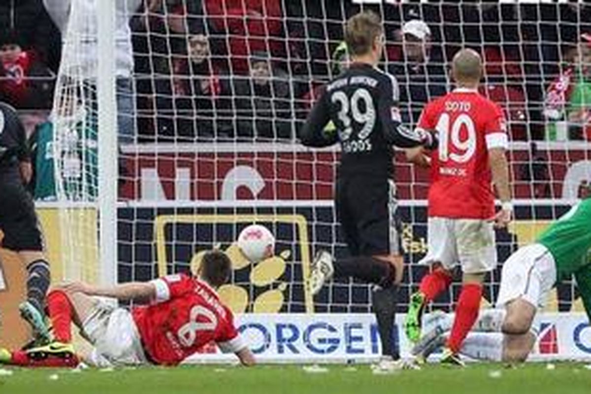 Penyerang Bayern Muenchen, Mario Mandzukic (kiri), mencetak gol pertamanya (dari dua) ke gawang Mainz, pada lanjutan Bundesliga, di Coface Arena, Sabtu (2/2/2013).