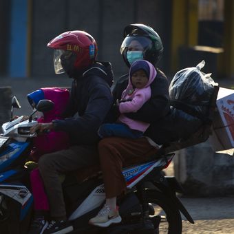 Pemudik bersepeda motor melintas di jalan raya pantura, Indramayu, Jawa Barat, Senin (8/4/2024). Data pos penghitungan kendaraan UPPKB Losarang milik Kementerian Perhubungan mencatat jumlah pemudik yang menggunakan kendaraan sepeda motor di jalur Pantura sejak H-7 hingga H-2 lebaran sudah mencapai 356.345 unit kendaraan. 