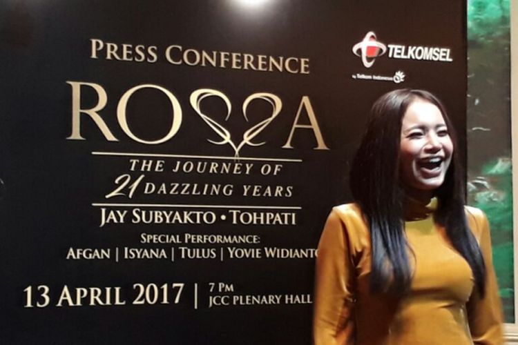Rossa diabadikan seusai jumpa pers The Journey of 21 Dazzling Years, di The Pallas, SCBD, Jakarta Selatan, Rabu (22/3/2017).