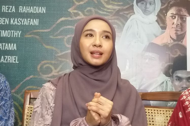 Aktris Laudya Cynthia Bella saat jumpa pers perubahan tanggal rilis film Buya Hamka menjadi 20 April 2023, di kawasan Senayan, Jakarta Pusat, Rabu (12/4/2023).