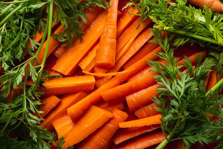 Ilustrasi wortel kaya akan vitamin A sebagai nutrisi yang baik untuk kesehatan mata.