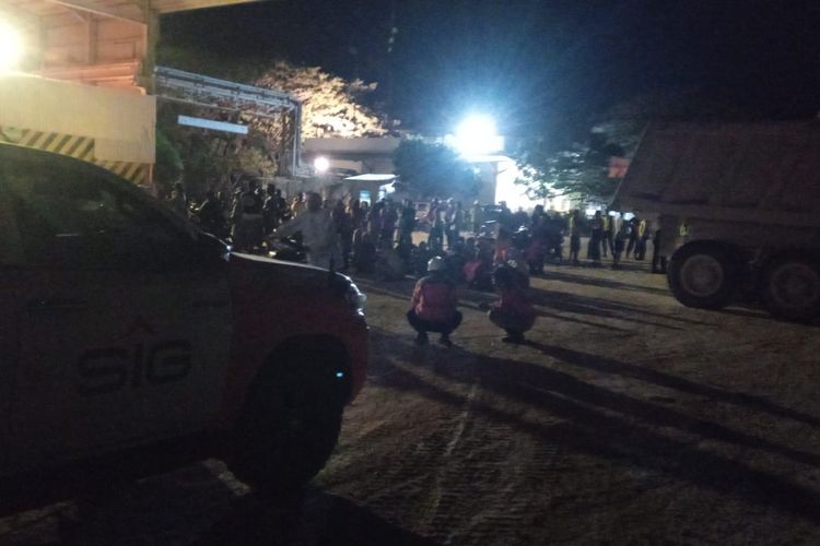 Teror Polusi Debu, Warga di Tuban Blokade Akses Tambang Milik PT Semen Indonesia Grup