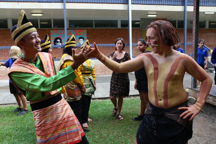Pelajar asal Indonesia dan Aborigin Australia saling belajar budaya masing-masing di Mullumbimby High School, New South Wales.