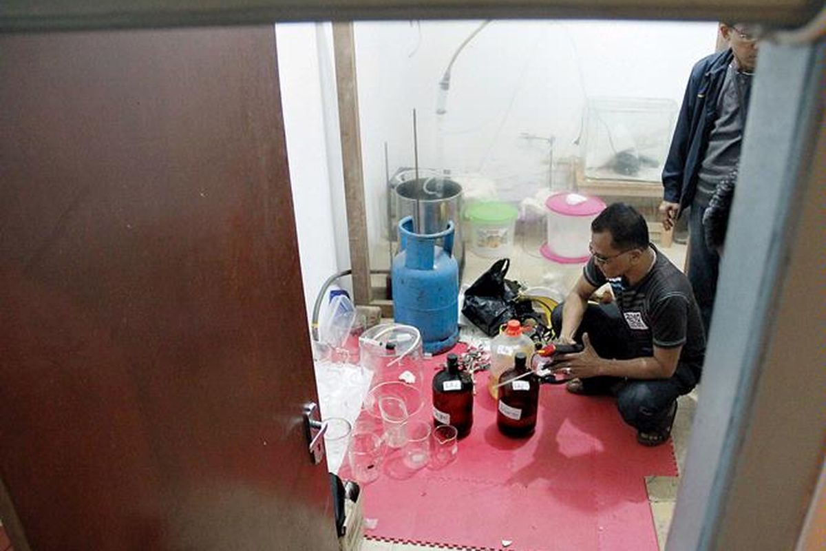 Petugas gabungan dari Direktorat Reserse Narkoba Polda Metro Jaya dan Polrestro Tangerang Kota, Senin (11/7), memeriksa kamar yang dijadikan ruang produksi sabu di salah satu vila di kawasan Puncak di Sampay, Desa Tugu Selatan, Kecamatan Cisarua, Kabupaten Bogor, yang digerebek sehari sebelumnya.