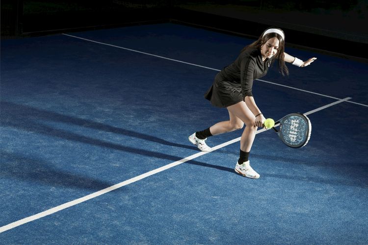 Olahraga padel menggeser tren bersepeda di Indonesia. Simak penjelasan sosiologis soal pergeseran ini dan mengapa masyarakat mudah ikut-ikutan tren.