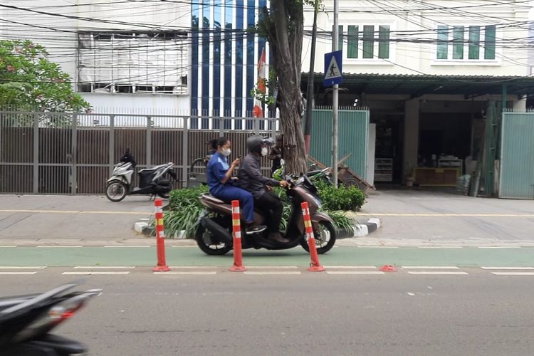 Stick cone jalur sepeda permanen di Jalan HOS Cokroaminoto, Menteng, Jakarta Pusat, banyak yang copot. Pantauan di lokasi, Senin (24/10/2022) siang, sejumlah stick cone juga bengkok dan pecah. Beberapa sepeda motor yang melawan arah juga melewati jalur sepeda permanen tersebut.