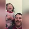 Ayah di Suriah Ini Ajari Anaknya Tertawa Setiap Dengar Suara Bom
