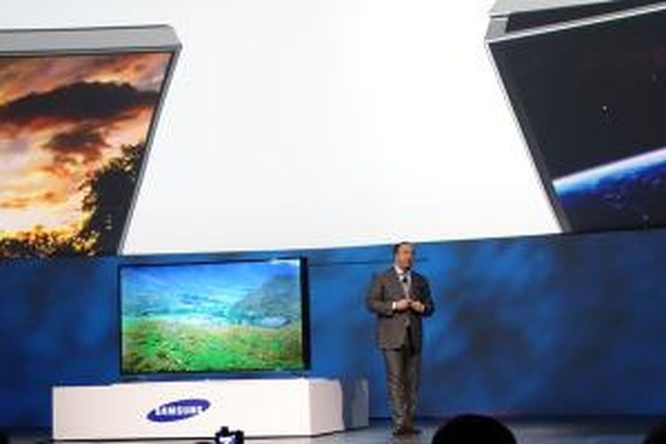 Executive Vice President Samsung Electronics America Joe Stinziano memamerkan purwarupa TV layar datar yang bisa melengkung di CES 2014, Senin (6/1/2014)