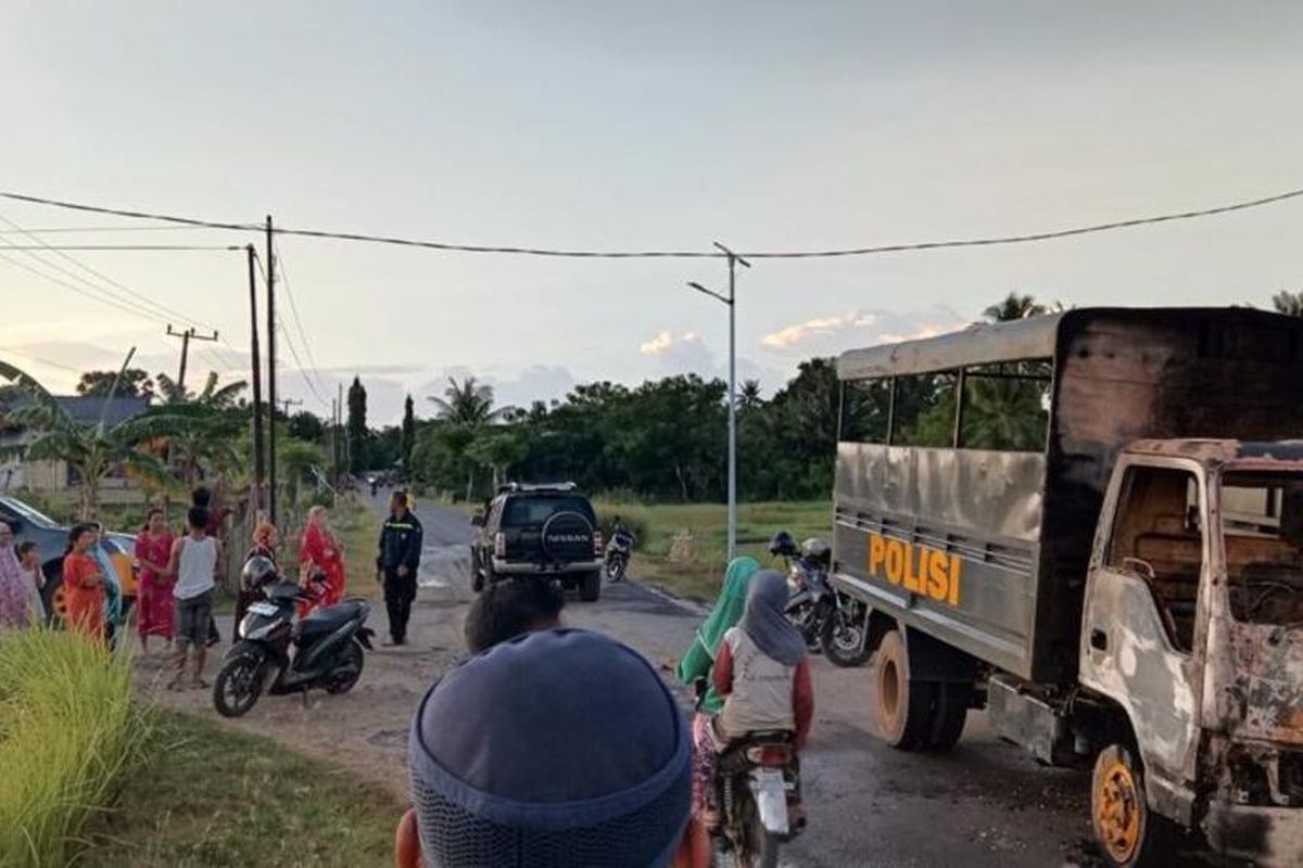 Kondisi mobil truk Dalmas Polres Jeneponto yang hangus terbakar dan ditemukan oleh warga di sekitaran jalan tepian sawah di Kecamatan Binamu, Kabupaten Jeneponto, Sulsel, pada Selasa (25/4/2023)