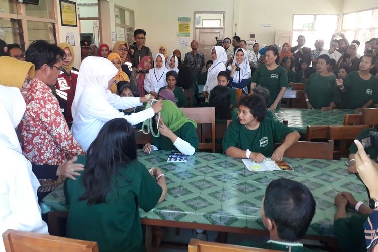 Gubernur Khofifah membagikan tasbih kepada pasien rumah sakit jiwa Menur Surabaya, Selasa (7/5/2019)