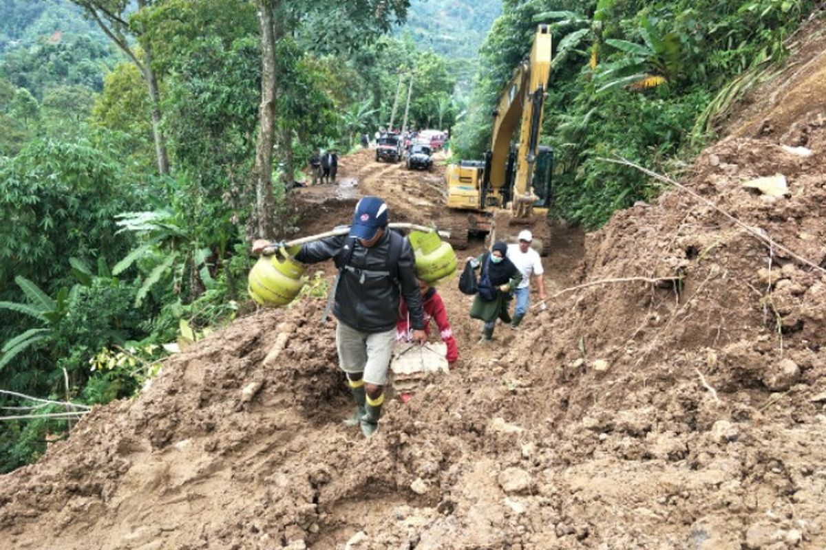 Jalur Penghubung menuju Kampung Gunung Julang, Desa Lebak Situ, Kecamatan Lebak Gedong, Kabupaten Lebak, Banten, terputus setelah adanya tumpukan tanah longsor yang terjadi pada Rabu (1/1/2020), lalu.  Tertutupnya akses jalan bagi kendaraan, membuat warga setempat haru berjalan kaki untuk mengambil bantuan logistik dari para relawan dari posko menuju Balai Desa Lebak Situ. 