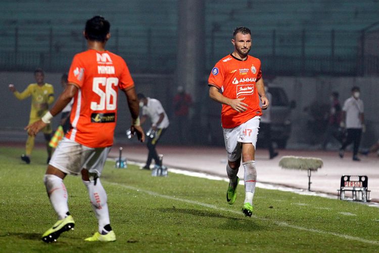 Pemain Persija Jakarta Marco Motta saat pertandingan pekan 11 Liga 1 2021-2022 melawan Barito Putera yang berakhir dengan skor 1-1 di Stadion Moch Soebroto Magelang, Jumat (5/11/2021) malam.