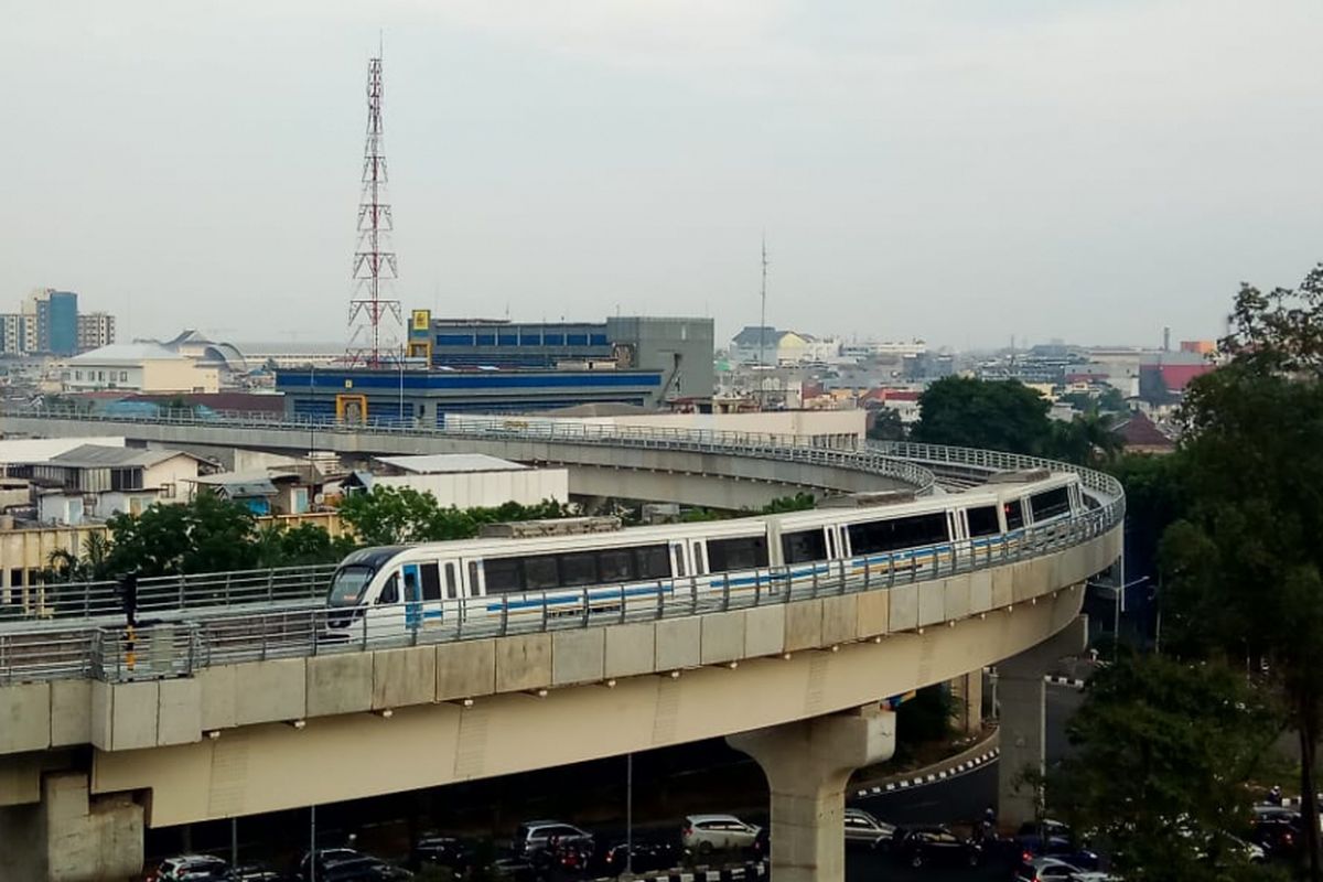 Kereta Light Rail Transit (LRT) Palembang, yang kini telah beroperasi penuh untuk digunakan sebagai fasilitas umum, Rabu (17/10/2018).