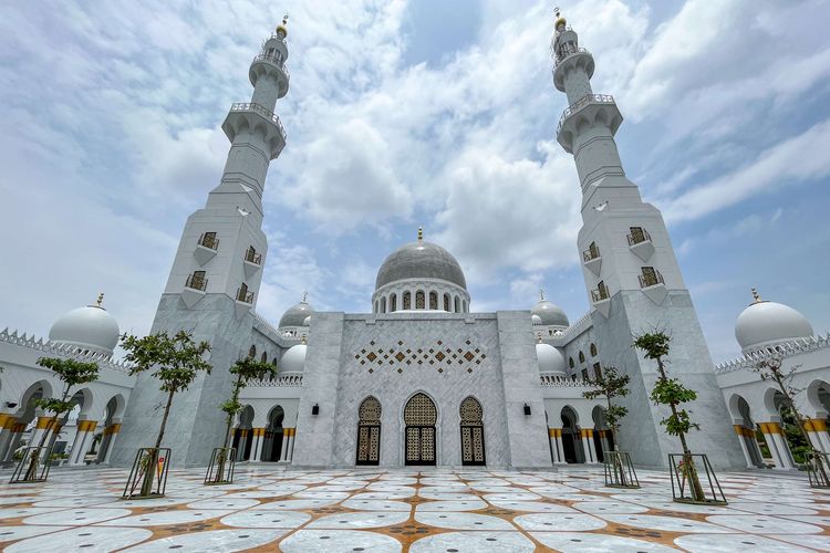 Eksterior Masjid Raya Sheikh Zayed, Gilingan, Kecamatan Banjarsari, Kota Solo, Selasa (28/2/2023). Masjid yang merupakan hibah dari Putra Mahkota UEA Sheikh Mohammed bin Zayed Al Nahyan ini, sudah diresmikan dan dibuka untuk umum.