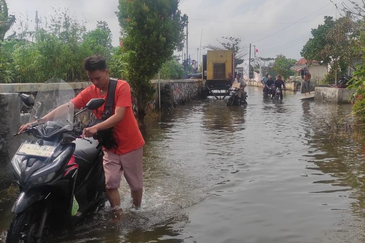 Banjir di Demak Tak Kunjung Surut, Warga: Sudah Tak Kuat, Sepeda Motor Mogok Setiap Hari