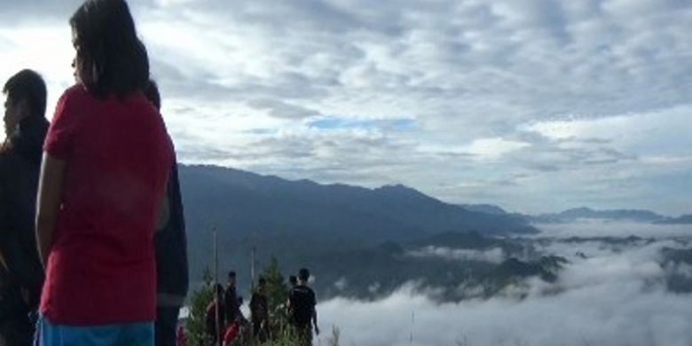 Objek wisata negeri di atas awan di puncak gunung Tanduk Kalua yang terletak persis di perbatasan Kecamatan Tanduk Kalua dan Kecamatan Balla, Kabupaten Mamasa, Sulawesi Barat mulai populer. Wisatawan rela dirikan tenda demi berselfie ria untuk mengabadikan kenangan mereka.