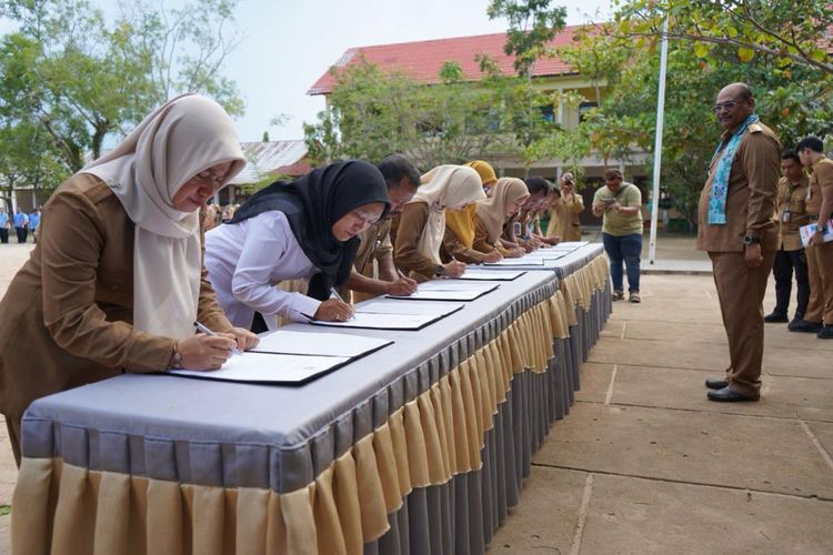 Penandatanganan ikrar pemilu damai dan netralitas ASN di SMAN 1 Manggar, Belitung Timur, Senin (27/11/2023).