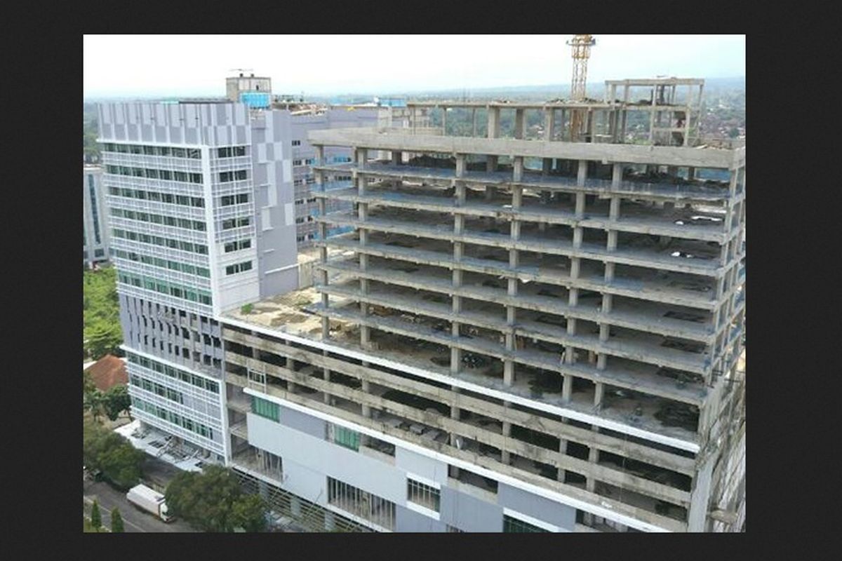 Mal yang berlokasi di kawasan Jl Gajah Mada, Kota Jember, ini masuk dalam proyek superblok (mixed-use) yang akan dilengkapi RS Siloam, hotel, dan sekolah. Nilai investasi untuk proyek ini sebesar Rp 1,2 triliun. 