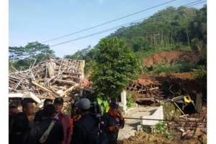 Hujan deras sejak Selasa (20/9/2016) sore sampai malam mengakibatkan longsor di beberapa kawasan di Sumedang dan evakuasi masih dilakukan hingga Rabu (21/9/2016).
