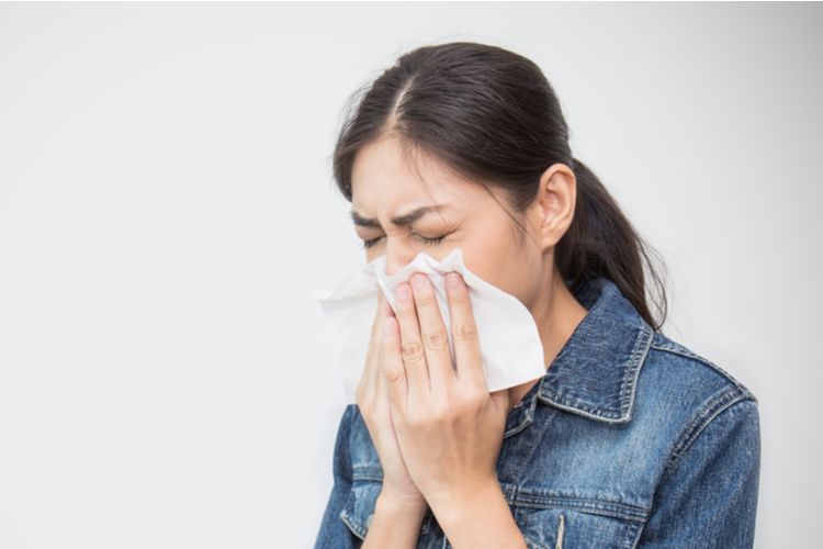 Beberapa jenis pneumonia menular, salah satunya melalui batuk dan bersin. 