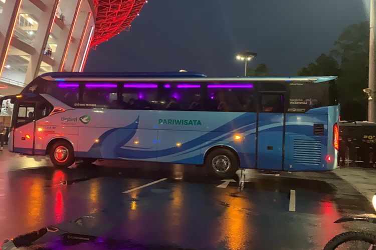 Bus yang mengantar para pemain timnas Argentina jelang laga melawan timnas Indonesia pada FIFA Matchday telah tiba di lokasi di SUGBK, Jakarta, Senin (19/6/2023).