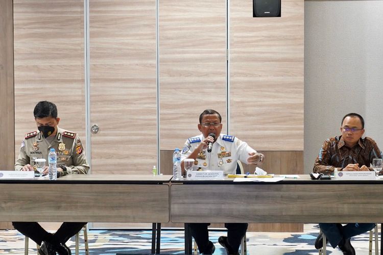 Direktur Jenderal Perhubungan Darat Budi Setiyadi melakukan rapat koordinasi kelancaran mudik di Simpang Susun Cileunyi.